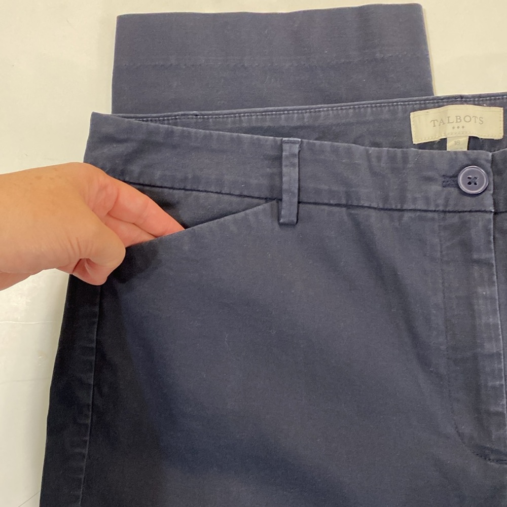 Talbots Capri "Skimmers" Navy Blue Button Details Preppy Classic Size 16‎ - Picture 7 of 11